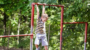 ילד נתלה על סולם בגן משחקים